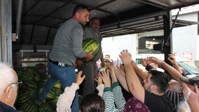 Sezonun son karpuzlarını ücretsiz dağıttı. 10 ton karpuz 5 dakikada tükendi