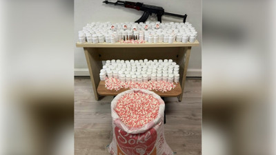 Bir evden 59 bin 300 uyuşturucu hap ve kalaşnikof çıktı