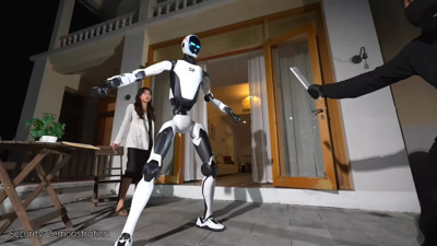 Çinli 'bodyguard' robot gündem oldu: Yumruk atıyor, tekme savuruyor, araç kaldırıyor