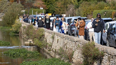Dünyanın en güzel köyü turistlere dayanamadı. Sakinleri taşınıyor