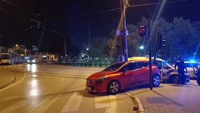 Uygulamadan kaçarken trafik lambasına çarptı. Alkollü sürücüye 420 bin TL ceza