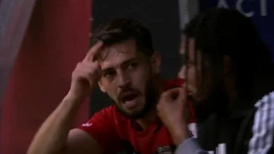 10 dakikada oyundan çıktı sinirden deliye döndü. Tribündeki hocasına kol gösterdi