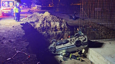 Otomobil yol yapımı için kazılan çukura düştü. Kadın yolcu kurtarılamadı
