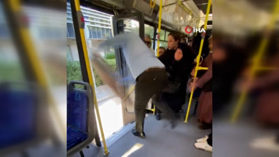 Belediye otobüsünde "Halı" kavgası! Şoför orta kapıyı açıp dışarı attı