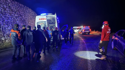 Kaçak göçmenleri taşıyan minibüs şarampole devrildi, şoför kaçtı