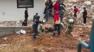 Bir anda çamura gömüldüler. İtfaiye anne ve oğlu için seferber oldu
