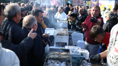 Birkaç saatte 10 ton hamsi yediler