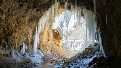 Dünyanın en zorlu yolları arasında yer alan Erzincan'ın "Taş Yolu" buz tuttu
