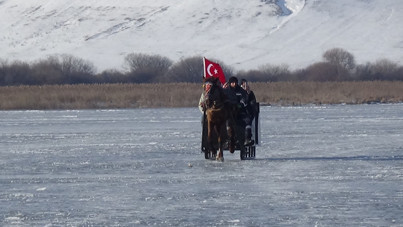Donan Çıldır Gölü'ne ziyaretçi akını: Atlı kızak turu için sıraya girdiler
