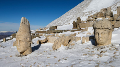 Nemrut Dağı beyaza büründü: Dev heykeller ziyarete kapatılıyor