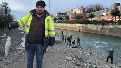 Fırtına binlerce somonu serbest bıraktı, vatandaşlar derelere koştu