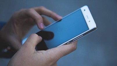 Bir ülke okullarda cep telefonunu yasakladı