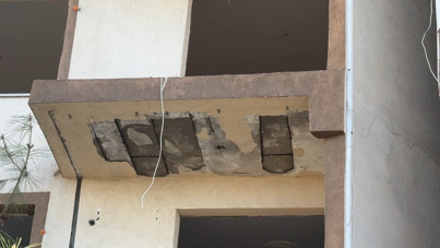 Avcılar'da balkonu çöken binaya kepçe vurulacak