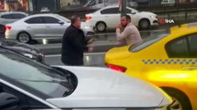 Sürücüler, 'ben boksörüm, gel' diyerek kavgaya tutuştu!