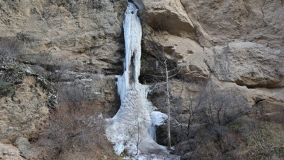 Erzurum'da şelale ve dereler buz tuttu