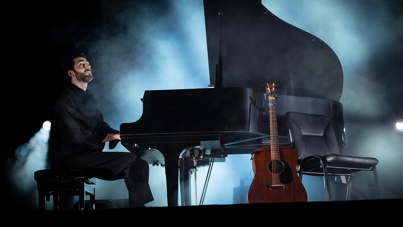 Piyanist Evgeny Grinko, dolandırılmamak için İstanbul'da böyle dolaşıyor