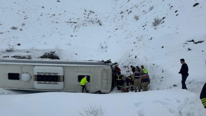 Erzincan'da otobüs devrildi