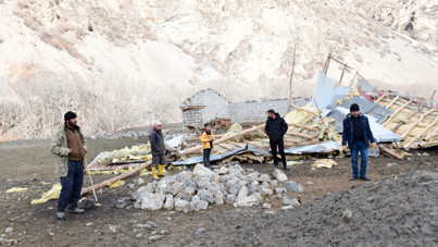 İki ahırın çatısı uçtu, koyunlar enkaz altında kaldı, kaçanlara da kurtlar saldırdı