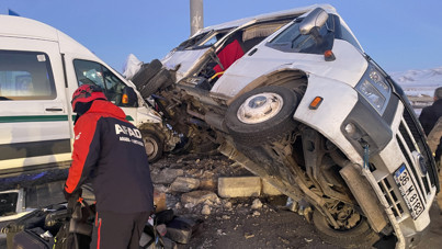 İki minibüs çarpıştı: 1'i ağır 27 yaralı