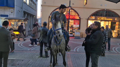 Atlı çarşı gezisi polise takıldı