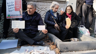 Emeklilerden TÜİK'in önünde kuru soğan ve bayat eklemekle zam protestosu
