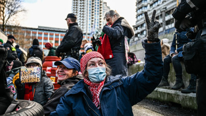 Lahey'de iklim aktivistlerine polis müdahalesi