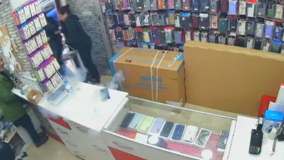 Tamir için servise götürülen telefon böyle yandı