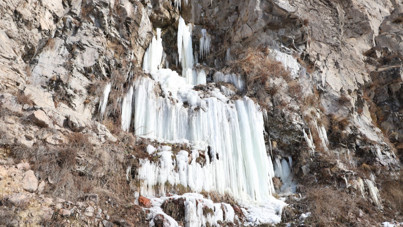 Ardahan'da hava buz kesti, şelale dondu