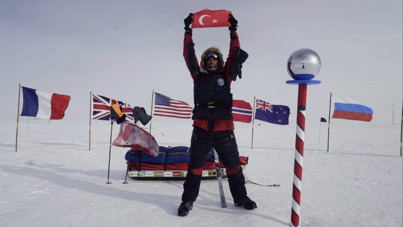 Antarktika'dan Güney Kutbu'na kızak çekerek gitti, Türk bayrağı açtı