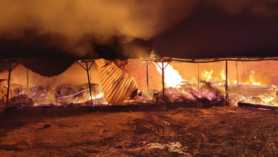 Otomobilde başlayan yangın eve sıçradı