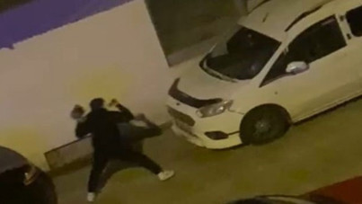 Park halindeki araca kaldırım taşı fırlattı