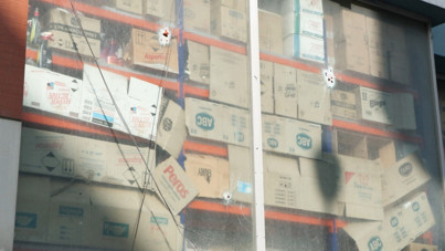 'Sana ceza kestik' deyip 5 milyon TL istediler, vermeyince iş yerlerini kurşunladılar