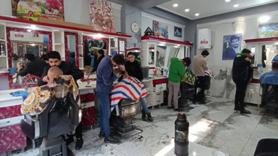 Gönüllü berber yetim ve öksüz çocukları ücretsiz tıraş ediyor