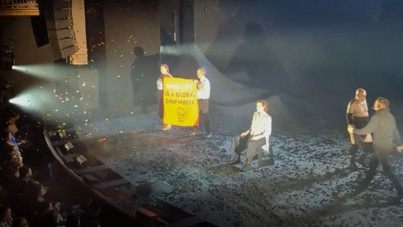 Ünlü ismin oyununu protestocular bastı