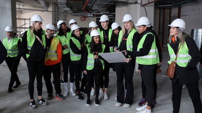 Eczacıbaşı'nın voleybolcuları kaskı taktı, yeleği giydi