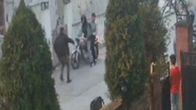 Kurusıkıyla kızları korkuttular, sert kayaya çarptılar