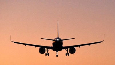 Uçakta korku dolu anlar: Pompalı tüfekle yakalandı