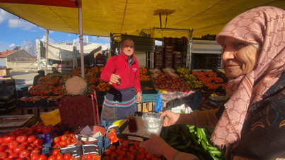 84 yaşında pazarda çaycılık yapıyor