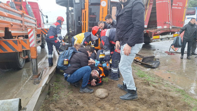 Kaza yapan kamyondan düştü, vinçle kurtarıldı