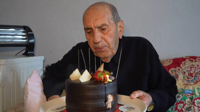85 yıllık ömründe ilk kez doğum gününü kutladı