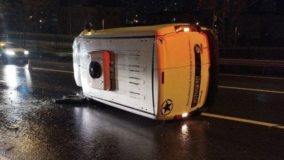 Üsküdar'da bariyerlere çarpan araç devrildi