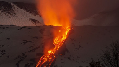 Etna Yanardağı'nda lav akışı sürüyor