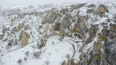 Peri bacalarına kar dokunuşu! Kapadokya’nın kış güzelliği göz kamaştırdı