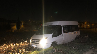 Polisten kaçan servis minibüsü tarlaya girdi: 1 yaralı