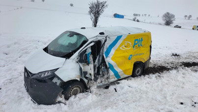 Yük treni, hemzemin geçitte kargo aracına çarptı: Sürücü yaralı