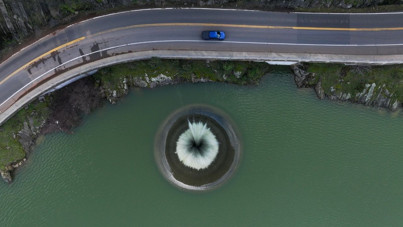 Turistleri büyüledi: 'Glory Hole' barajdaki taşan suyu böyle boşaltıyor