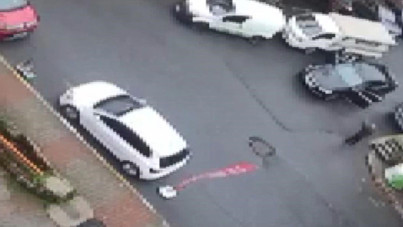 Yaşlı adama sokak ortasında yumruk attı