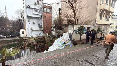 İstanbul Fatih'te yol çöktü
