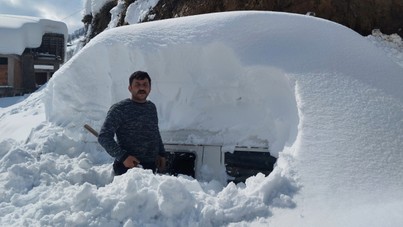 Karla kaplı bahçesinde saatlerce aracını aradı