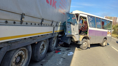 Artvin'de dolmuş, TIR'a çarptı: 12 yaralı